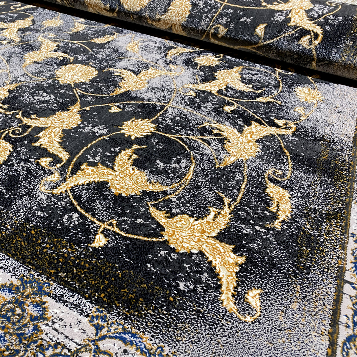 ダークな背景に金色のオーナメントをあしらった、アンティーク調の160x230 cmラグ