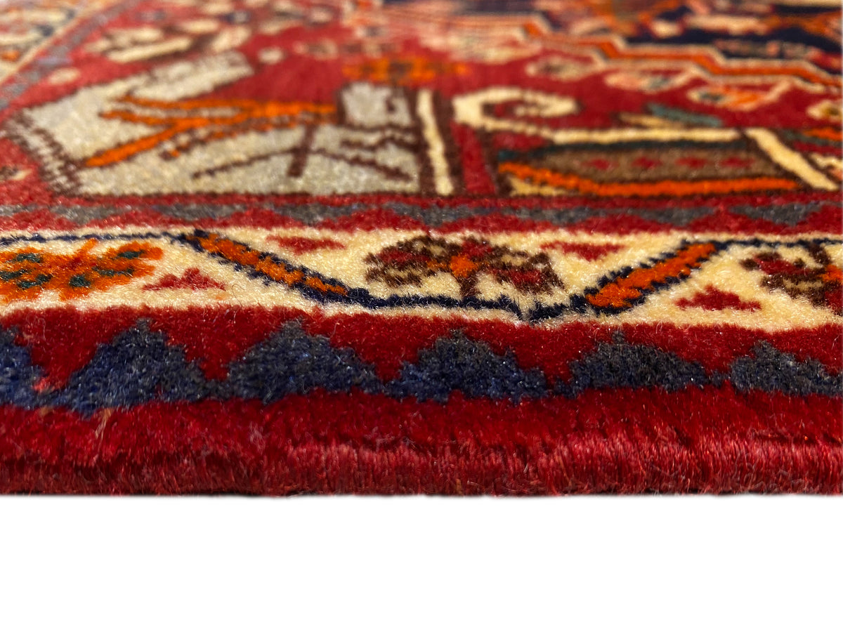 カーペット 65x59 cm クローズアップ:赤い毛足、周囲のボーダー、短いフリンジ