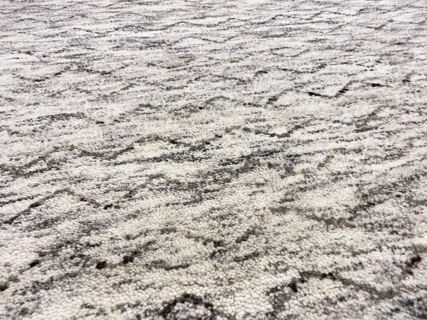 Eleganter grauer Berberteppich für Schlaf- oder Wohnbereich