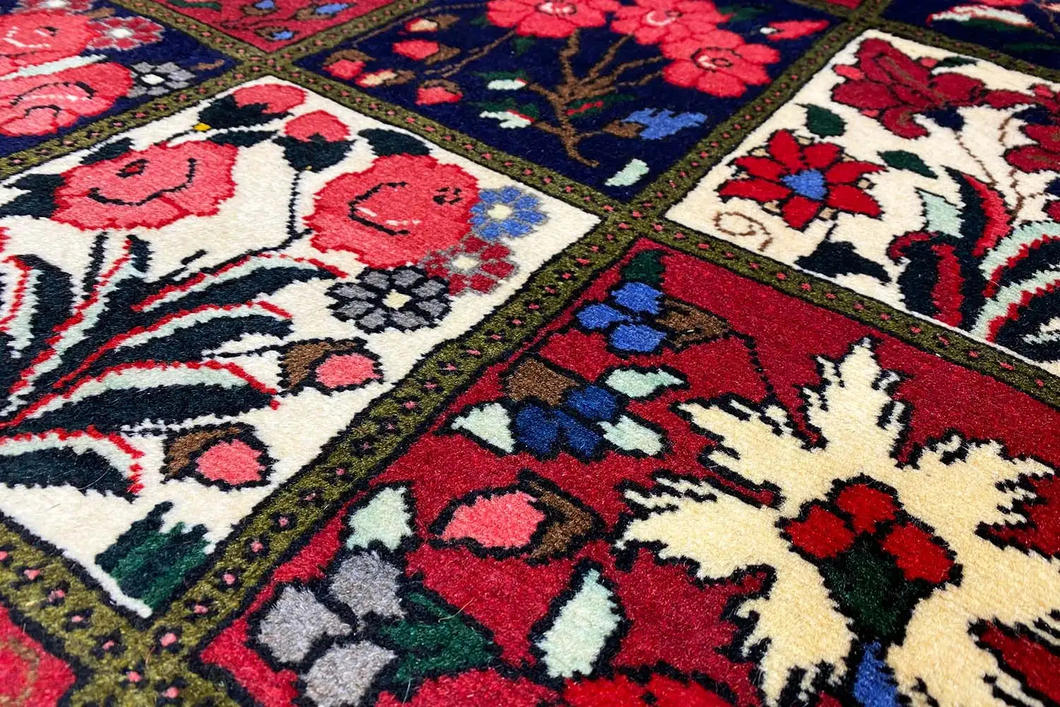 Bakhtiari - (157x106cm) - German Carpet Shop