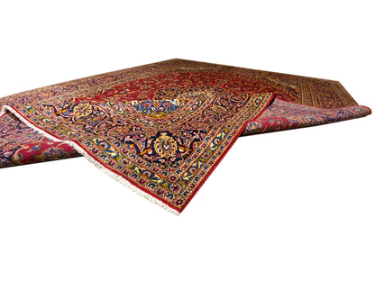 Orientteppich mit rotem Innenfeld, ornamentreicher Rahmenbordüre und dunklem Rand