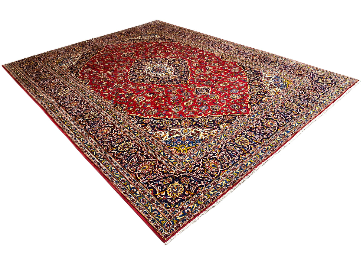 Orientteppich rechteckig mit rotem Medaillon, blau-gelben Ornamenten und brauner Umrandung