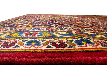 Nahaufnahme: bunte Bordüre und roter Flor am Teppichrand