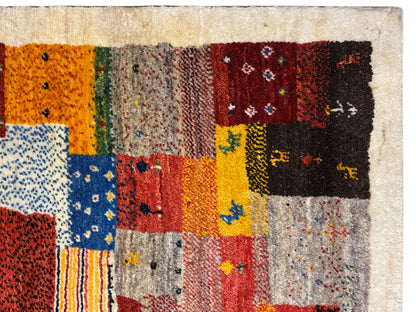 Gabbeh Luri-Teppich 145x105 cm Nahaufnahme: orange, gelbe und blaue Patchworkfelder
