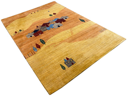 Teppich mit hellem Grund und zentralem Dorfmotiv in Blau und Rot, von schmalem Rahmen