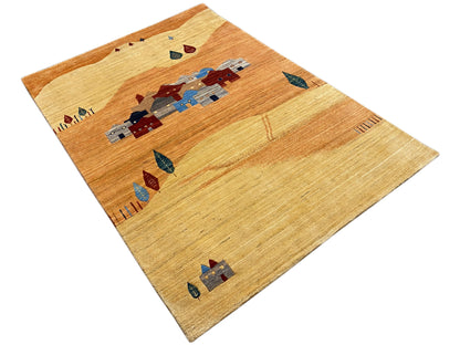 Gabbeh-Luri-Teppich, diagonale Ansicht mit Bordüren und Häuserfiguren in Braun und Beige