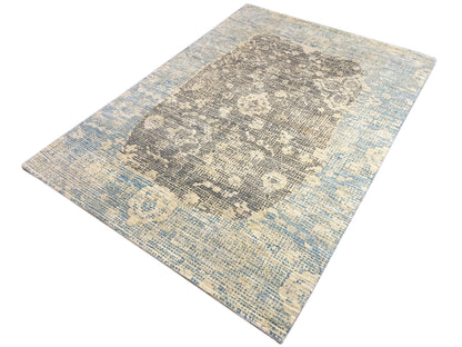 Teppich von oben: Blau-Grau Farbverlauf mit grauem Ornamentmuster