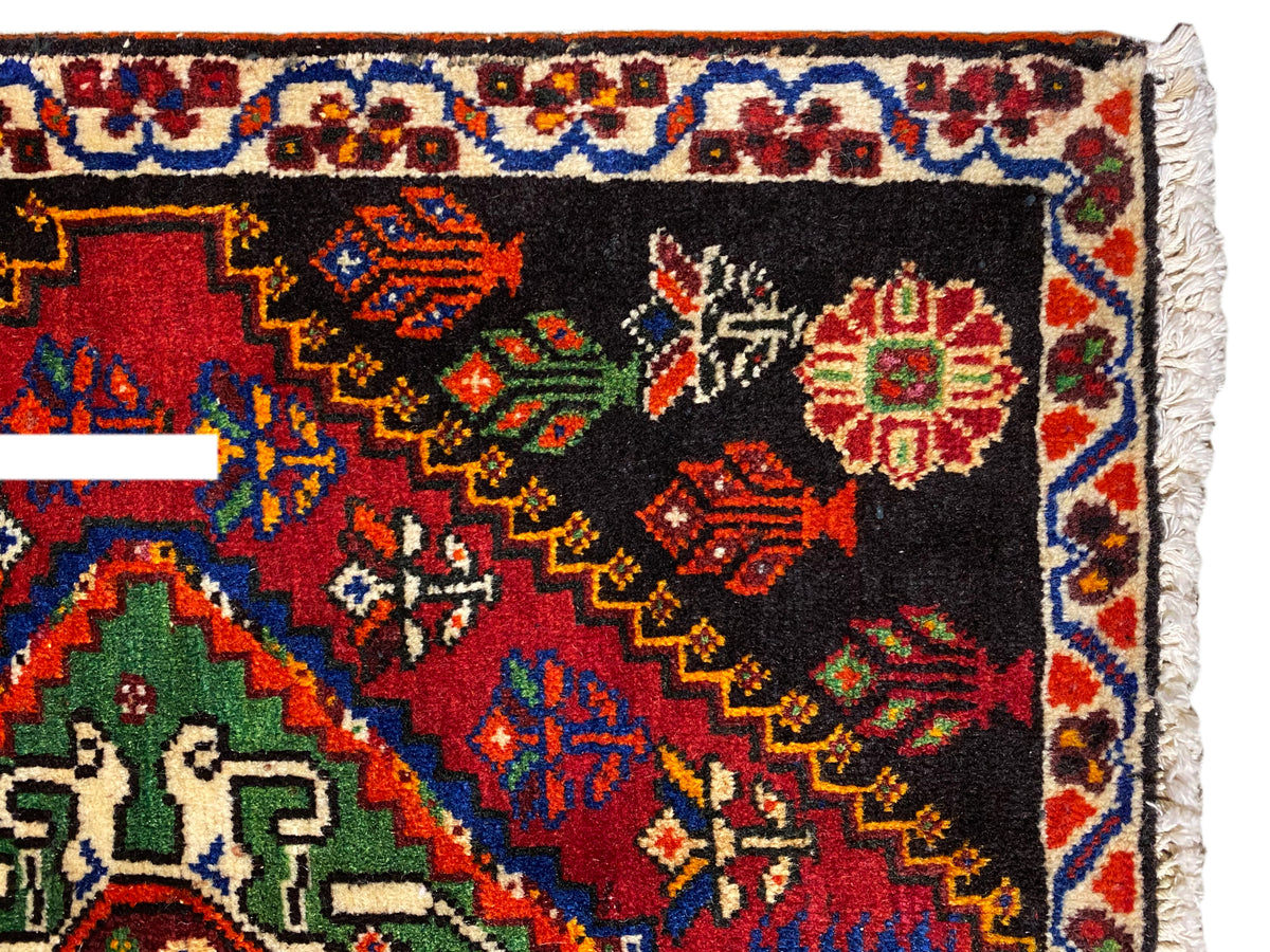 Poshtiラグ 56x56 cm クローズアップ：黒地にカラフルなひし形をあしらったオーナメントボーダー