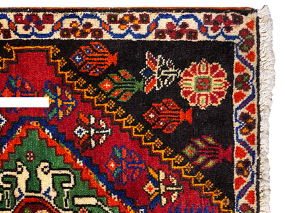 Poshtiラグ 56x56 cm クローズアップ：黒地にカラフルなひし形をあしらったオーナメントボーダー