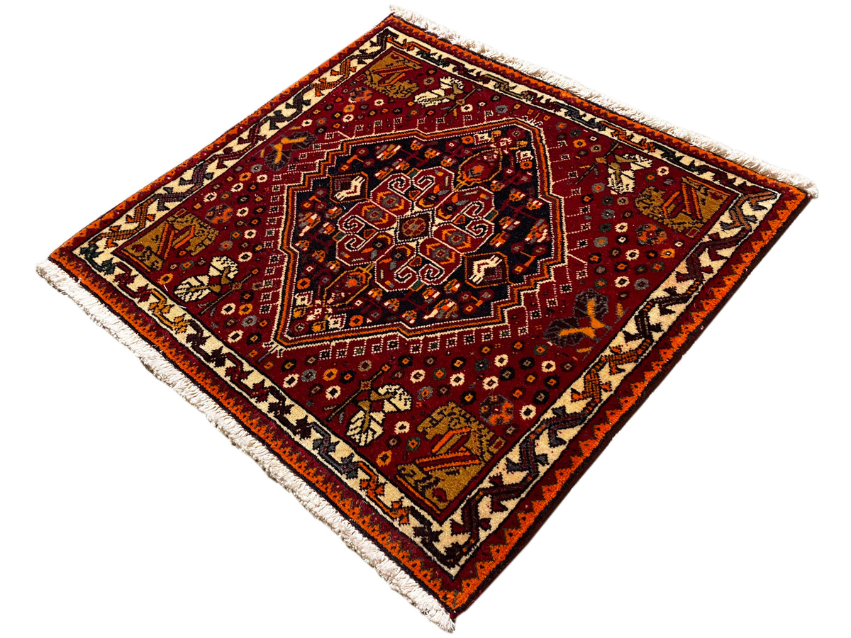 ポシュティ絨毯 60x60 cm、黄色とオレンジの中央モチーフが入った赤色の正方形模様