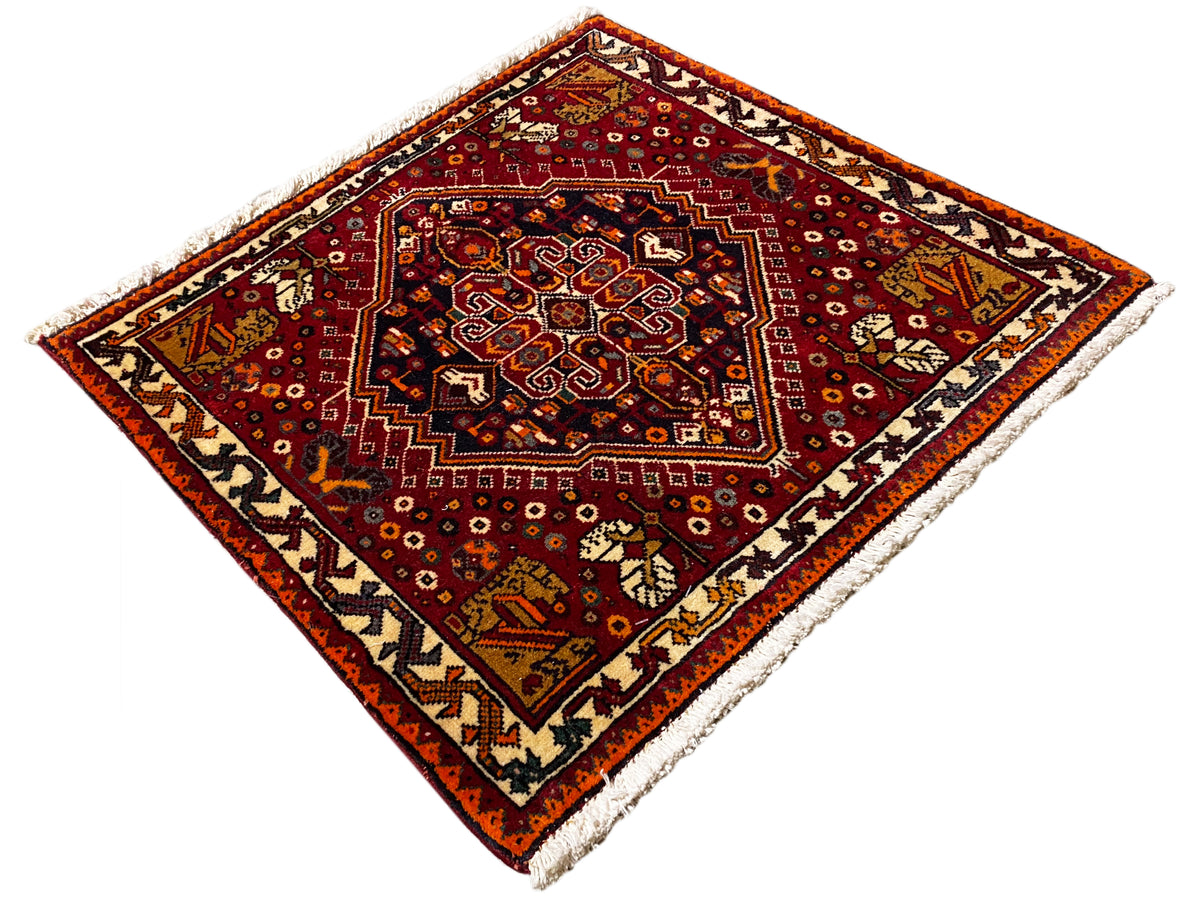 ポシュティ絨毯 60x60 cm、暗い中央メダリオンとフリンジを配した赤い縁飾り模様