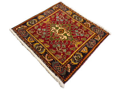 Poshtiラグ 61x61 cm、コーナービュー、カラフルなオーナメント入りの赤褐色