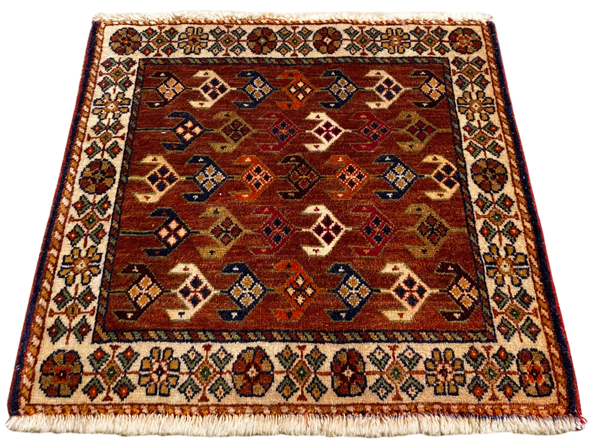 ポシュティ 60x55 cm 正方形、赤褐色のフィールドと青赤のひし形模様のラグ