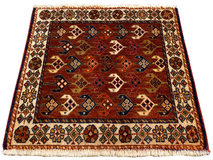 ポシュティ 60x55 cm 正方形、赤褐色のフィールドと青赤のひし形模様のラグ