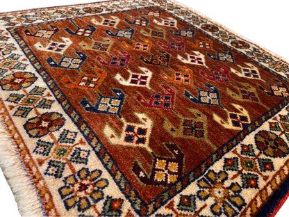 Poshtiラグ 60x55 cm 詳細：色とりどりのひし形とタイルがある茶色のフィールド