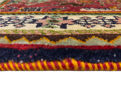 ポシュティ絨毯 63x61 cm クローズアップ：フリンジと立体感のある多色織りの縁。
