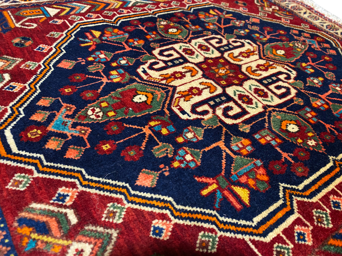カーペット 63x60 cm クローズアップ：濃紺の背景にカラフルな花柄