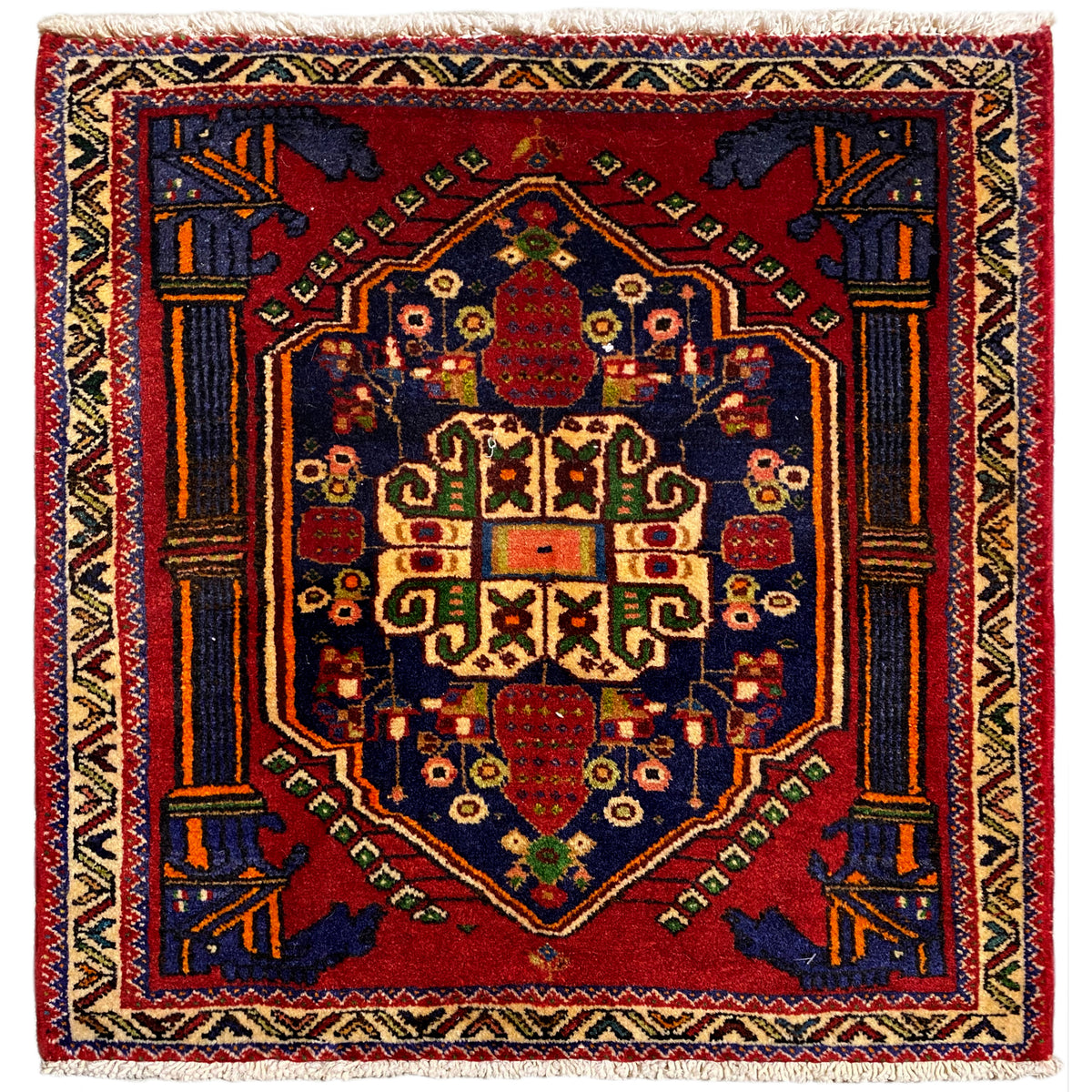 ポシュティ絨毯、正方形 66x62 cm、青と黄色の装飾縁取りがある赤い模様。
