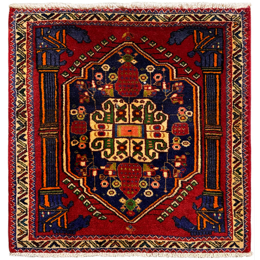 ポシュティ絨毯、正方形 66x62 cm、青と黄色の装飾縁取りがある赤い模様。