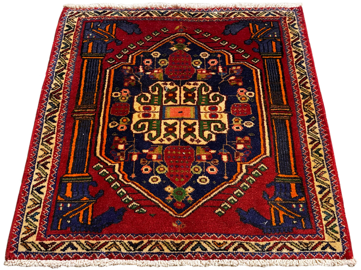 ポシュティ絨毯 66x62 cm、平らに敷いた状態：幾何学模様の装飾が施された赤い中央メダリオン。