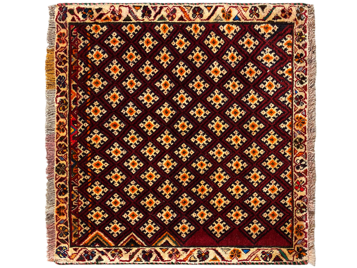 ポシュティ絨毯 61x59 cm：正方形、カラフルなアクセントのある濃い赤色の幾何学的なひし形模様
