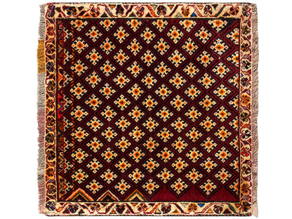 ポシュティ絨毯 61x59 cm：正方形、カラフルなアクセントのある濃い赤色の幾何学的なひし形模様