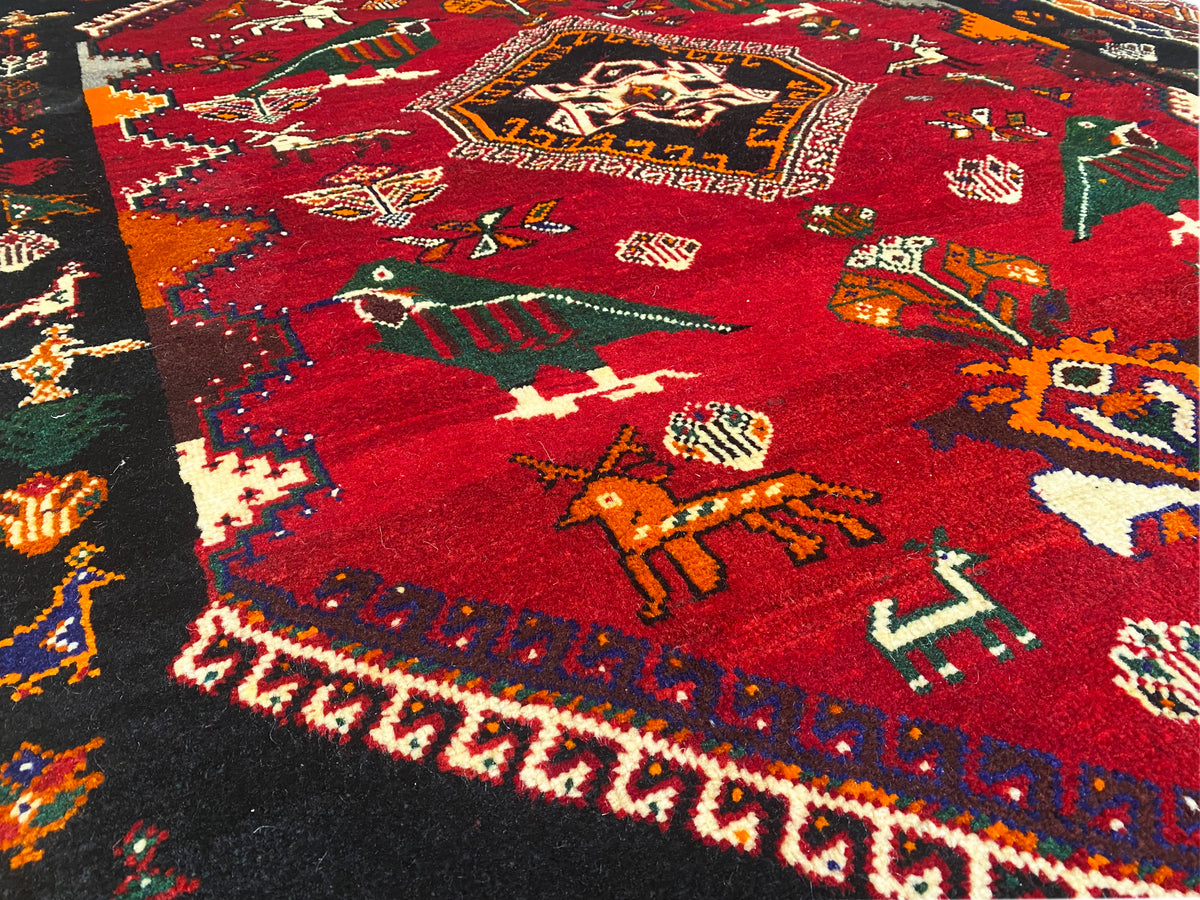 Shiraz Qashqai-Teppich Nahansicht: rotes Medaillon mit umliegenden Tiermotiven