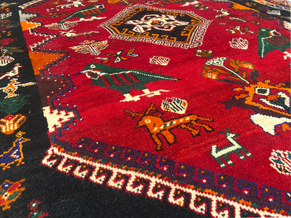 Shiraz Qashqai-Teppich Nahansicht: rotes Medaillon mit umliegenden Tiermotiven