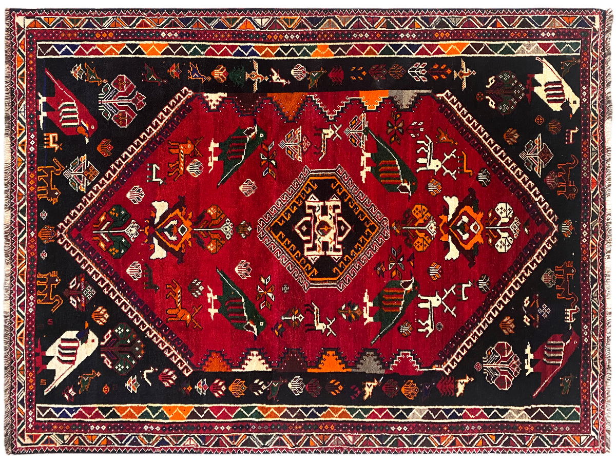 Rechteckiger Teppich mit geometrischem Muster in Rot, Schwarz und Beige, 269×189 cm.