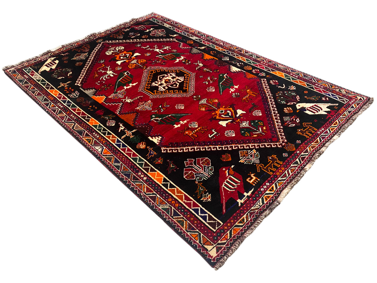 Shiraz Qashqai-Teppich in Diagonalansicht mit rotem Feld, schwarzen Partien und Bordüren