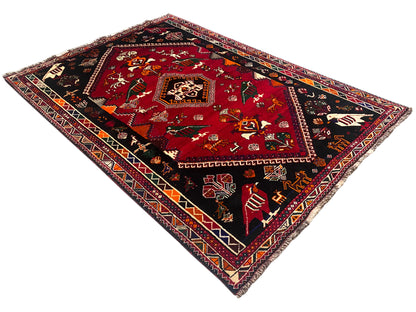 Shiraz Qashqai-Teppich in Diagonalansicht mit rotem Feld, schwarzen Partien und Bordüren