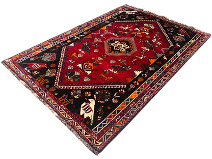 Shiraz Qashqai-Teppich mit rotem Zentrum, dunklem Rand und mehrfarbiger Bordüre