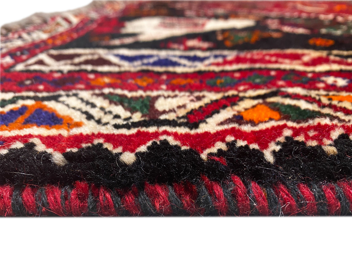 Shiraz Qashqai-Teppich Randdetail mit Fransen, mehrfarbigen Streifen und Musterbordüre