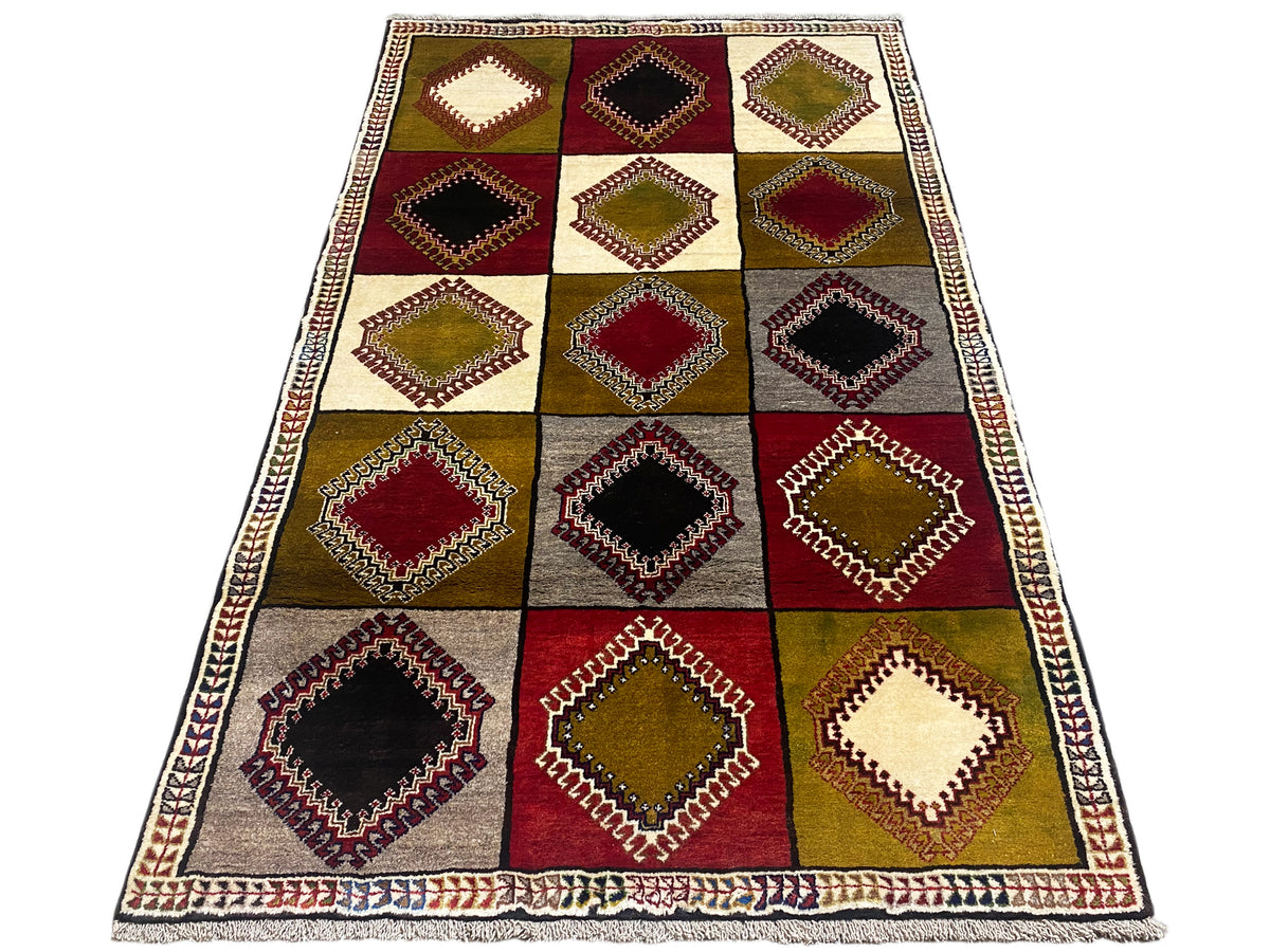 Orientteppich in Drehrichtung, Rauten in Rot, Grün, Beige und Schwarz mit Zierbordüre