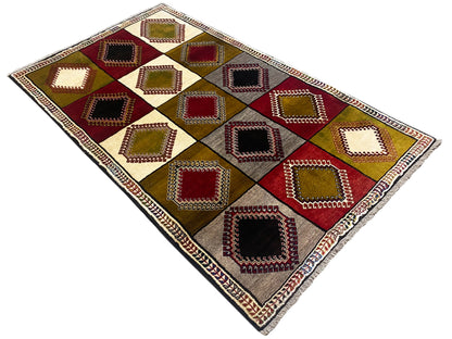 Orientteppich quadratische Rauten, mehrfarbig, diagonale Ansicht mit eingefasster Bordüre