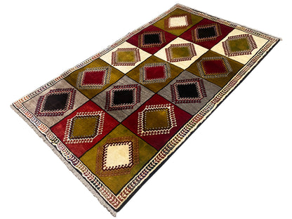 Orientteppich mit Rauten-Muster in Rot, Gelb, Grün und Schwarz, mit Zierstich-Bordüre