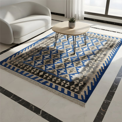Wohnzimmer Qashqai Kelim aus handversponnener Naturwolle in Blau und Beige im Tribal Stil