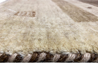 Moderner Wollteppich handgewebt mit dezentem Muster