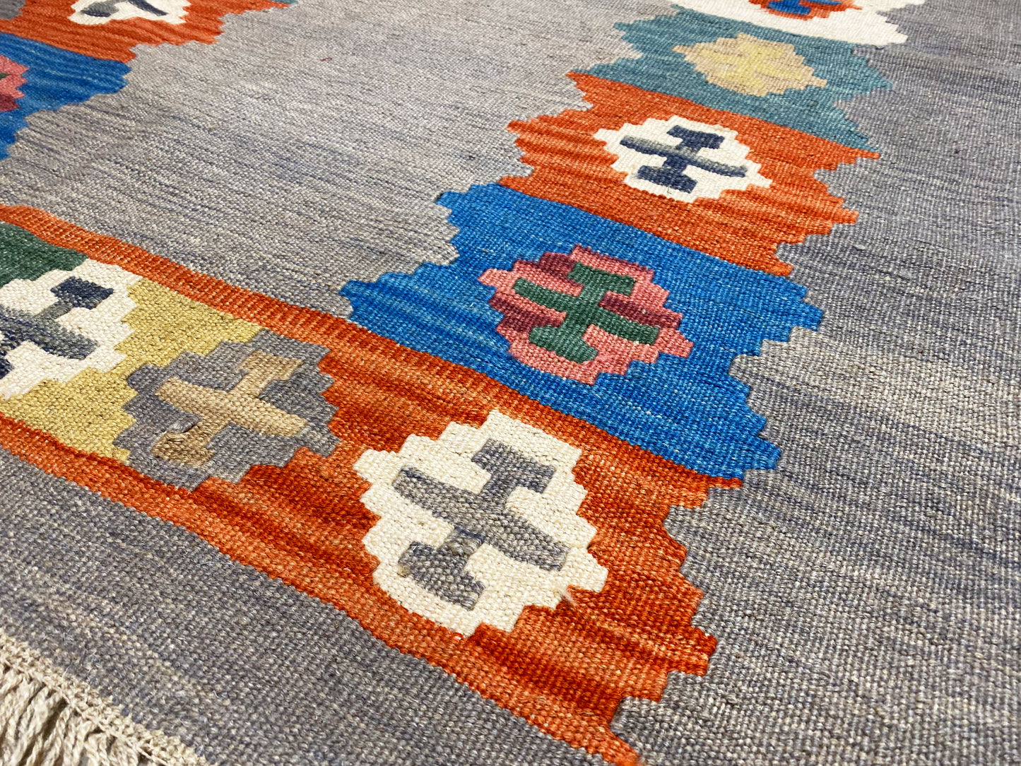 Qashqai Kelim Teppich grau, handwoven wool rug with tribal geometric pattern
