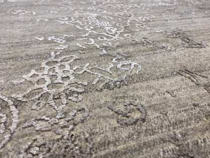 Eleganter grauer Teppich mit zeitlosem Muster