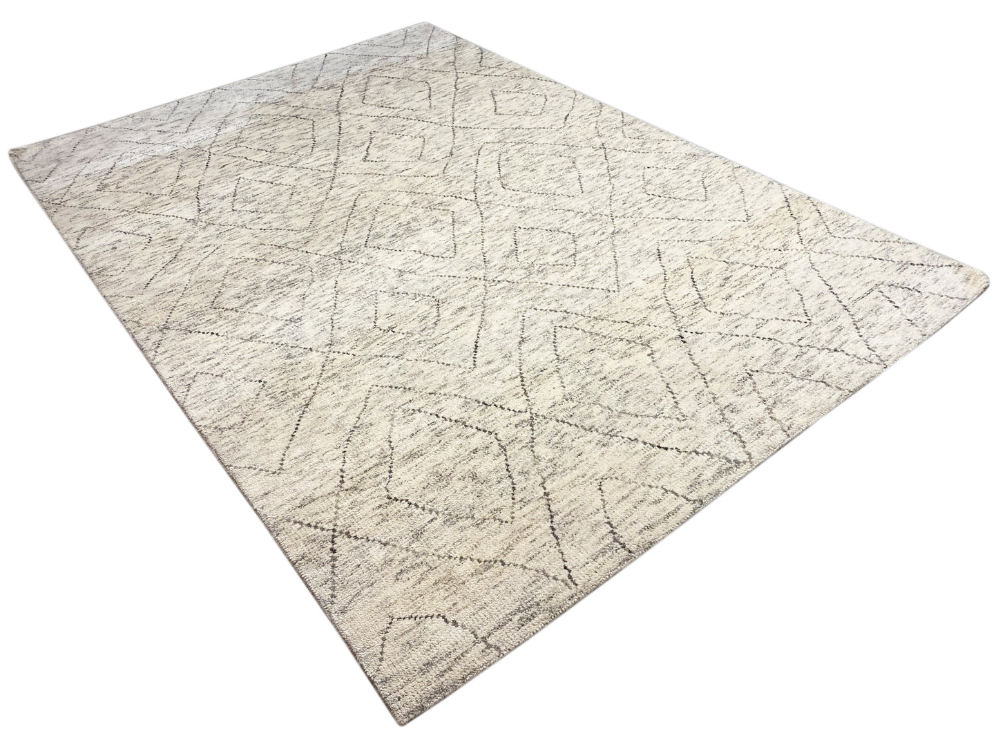 Großer neutraler Berberteppich fürs moderne Wohnzimmer