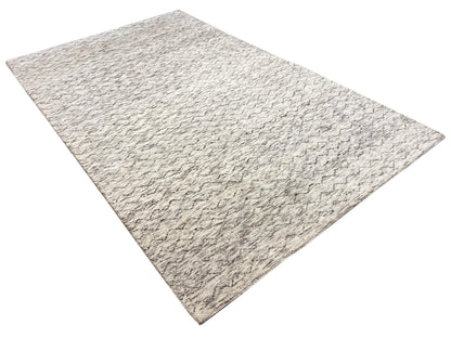 Handgemachter Berberteppich mit feinen linearen Details